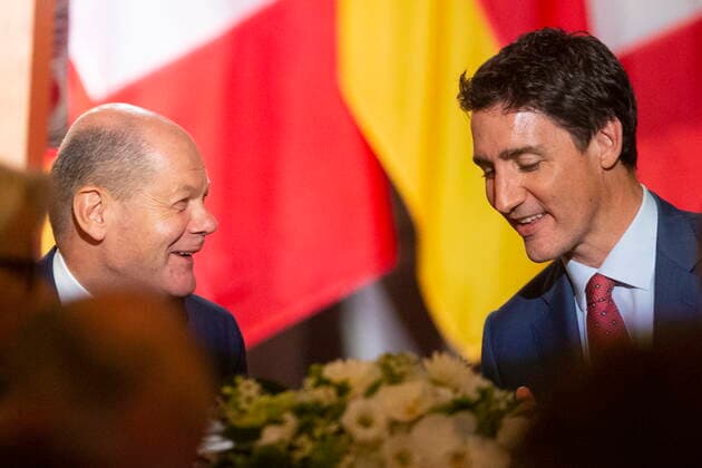August 22, 2022, TORONTO, ON, Canada: Prime Minister Justin Trudeau, right, chats with Chancellor of Germany, Olaf Scholz, at a dinner in Toronto on Monday, August 22, 2022. TORONTO Canada - ZUMAc35_ 20220822_zaf_c35_053 Copyright: xChrisxYoungx