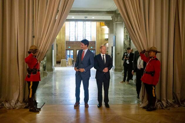 August 22, 2022, TORONTO, ON, Canada: Prime Minister Justin Trudeau, left, and Chancellor of Germany, Olaf Scholz arrive for a dinner in Toronto on Monday, August 22, 2022. TORONTO Canada  - ZUMAc35_ 20220822_zaf_c35_054 Copyright: xChrisxYoungx