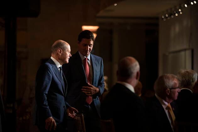 August 22, 2022, TORONTO, ON, Canada: Prime Minister Justin Trudeau, right, and Chancellor of Germany, Olaf Scholz take their seats at a dinner in Toronto on Monday, August 22, 2022. TORONTO Canada  - ZUMAc35_ 20220822_zaf_c35_057 Copyright: xChrisxYoungx