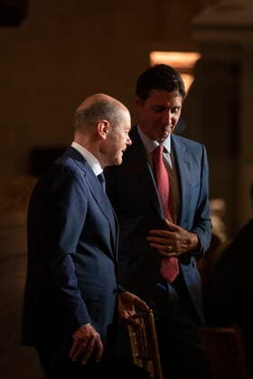August 22, 2022, TORONTO, ON, Canada: Prime Minister Justin Trudeau, right, and Chancellor of Germany, Olaf Scholz take their seats at a dinner in Toronto on Monday, August 22, 2022. TORONTO Canada  - ZUMAc35_ 20220822_zaf_c35_059 Copyright: xChrisxYoungx