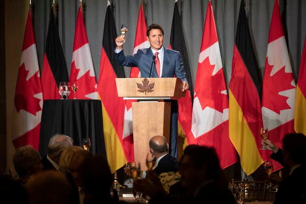 August 22, 2022, TORONTO, ON, Canada: Prime Minister Justin Trudeau raises a toast to Chancellor of Germany, Olaf Scholz, at a dinner in Toronto on Monday, August 22, 2022. TORONTO Canada  - ZUMAc35_ 20220822_zaf_c35_061 Copyright: xChrisxYoungx
