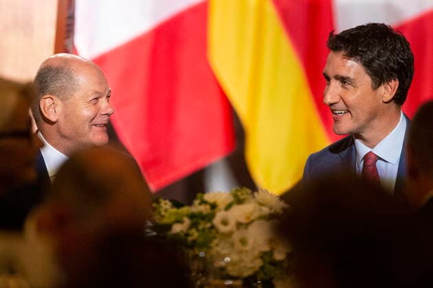 August 22, 2022, TORONTO, ON, Canada: Prime Minister Justin Trudeau, right, chats with Chancellor of Germany, Olaf Scholz, at a dinner in Toronto on Monday, August 22, 2022. TORONTO Canada - ZUMAc35_ 20220822_zaf_c35_064 Copyright: xChrisxYoungx