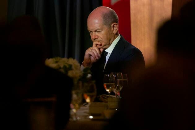 August 22, 2022, TORONTO, ON, Canada: Chancellor of Germany, Olaf Scholz listens to Prime Minister Justin Trudeau s speech at a dinner in Toronto on Monday, August 22, 2022. TORONTO Canada  - ZUMAc35_ 20220822_zaf_c35_065 Copyright: xChrisxYoungx