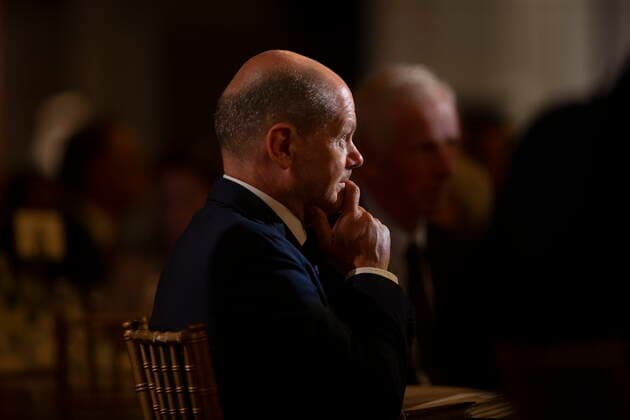 August 22, 2022, TORONTO, ON, Canada: Chancellor of Germany, Olaf Scholz listens to Prime Minister Justin Trudeau s speech at a dinner in Toronto on Monday, August 22, 2022. TORONTO Canada  - ZUMAc35_ 20220822_zaf_c35_069 Copyright: xChrisxYoungx