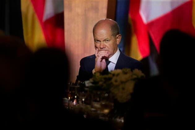 August 22, 2022, TORONTO, ON, Canada: Chancellor of Germany, Olaf Scholz listens to Prime Minister Justin Trudeau s speech at a dinner in Toronto on Monday, August 22, 2022. TORONTO Canada  - ZUMAc35_ 20220822_zaf_c35_076 Copyright: xChrisxYoungx