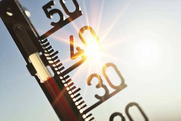 FOTOMONTAGE, Thermometer mit Sonnenstrahlen, Symbolfoto Hitzewelle *** PHOTOMONTAGE, thermometer with sun rays, symbol photo heat wave ** NUR FUER REDAKTIONELLE ZWECKE ** EDITORIAL USE ONLY **
