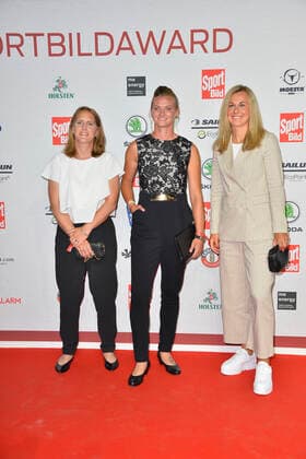 Britta Carlson DFB Co-coach , Alexandra Popp national soccer player VfL Wolfsburg and Lena Lattwein national soccer player VfL Wolfsburg on arrival to the SPORT BILD Award ceremony at the Fischauktionshalle in Hamburg on 22 08 2022