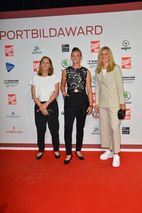 Britta Carlson DFB Co-coach , Alexandra Popp national soccer player VfL Wolfsburg and Lena Lattwein national soccer player VfL Wolfsburg on arrival to the SPORT BILD Award ceremony at the Fischauktionshalle in Hamburg on 22 08 2022