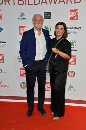 Rudi Voeller with his wife Sabrina Voeller on arrival at the SPORT BILD Awards ceremony in the Fischauktionshalle in Hamburg on 22 08 2022