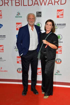 Rudi Voeller with his wife Sabrina Voeller on arrival at the SPORT BILD Awards ceremony in the Fischauktionshalle in Hamburg on 22 08 2022
