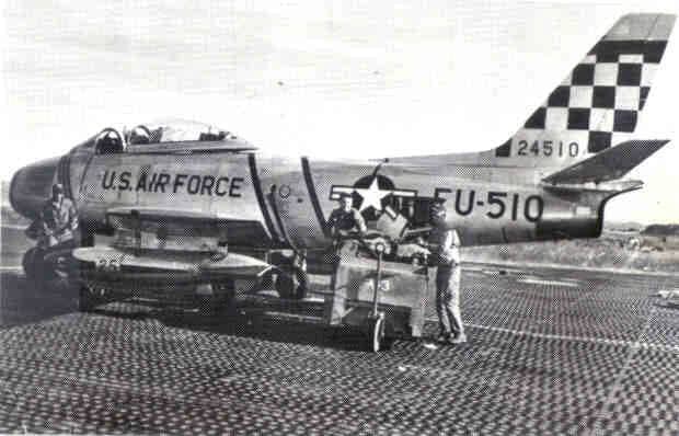 Ground crews prepare an F-86 Sabre with its 51st Fighter Interceptor Wing Checkertail for flight during the Korean War. Copyright: xpiemagsx milflic16082021 (21756) !ACHTUNG AUFNAHMEDATUM GESCHÄTZT!