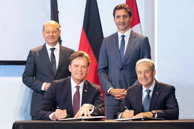 August 23, 2022, TORONTO, ON, CAN: Markus SchvÂßfer, member of the Board of Management of Mercedes-Benz Group AG, Chief Technology Officer, Development & Procurement (bottom left) and Franvßois-Philippe Champagne Minister of Innovation, Science and Industry (bottom right) sign an agreement as Canadian Prime Minister Justin Trudeau (top right) and Chancellor of Germany, Olaf Scholz look on, at an event hosted by the Canadian-German Chamber of Industry and Commerce. in Toronto on Tuesday, August 23, 2021. TORONTO CAN - ZUMAc35_ 20220823_zaf_c35_002 Copyright: xChrisxYoungx