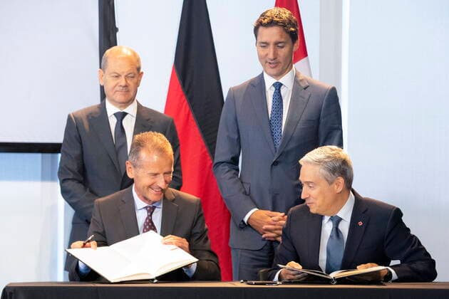 August 23, 2022, TORONTO, ON, CAN: Herbert Diess, CEO and Chairman of the Board of Management, Volkswagen AG (bottom left) and Franvßois-Philippe Champagne Minister of Innovation, Science and Industry (bottom right) sign an agreement as Canadian Prime Minister Justin Trudeau (top right) and Chancellor of Germany, Olaf Scholz look on, at an event hosted by the Canadian-German Chamber of Industry and Commerce. in Toronto on Tuesday, August 23, 2021. TORONTO CAN - ZUMAc35_ 20220823_zaf_c35_003 Copyright: xChrisxYoungx