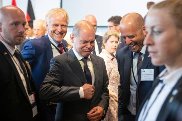 August 23, 2022, TORONTO, ON, CAN: Chancellor of Germany, Olaf Scholz (centre) makes his way to a coffee break after seeing two German auto manufacturers sign deals with the Canadian Government, at an event hosted by the Canadian-German Chamber of Industry and Commerce. in Toronto on Tuesday, August 23, 2021. TORONTO CAN  - ZUMAc35_ 20220823_zaf_c35_004 Copyright: xChrisxYoungx