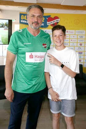 Thomas Mir with Paul in treatment in the UKE, from birth with heart disease at the press conference for the charity soccer match Kicken mit Herz 2022 in the Kaifu Lodge Hamburg, 23 08 2022 Foto:xgbrcix xFuturexImage