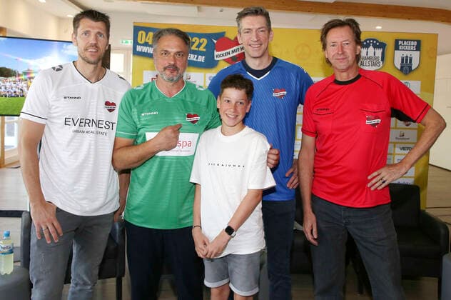 Fabian Boll, Thomas Mir, Paul in treatment in the UKE, from birth with heart disease, Steffen Hallaschka and Lou Richter at the press conference for the charity soccer match Kicken mit Herz 2022 in the Kaifu Lodge Hamburg, 23 08 2022 Foto:xgbrcix xFuturexImage