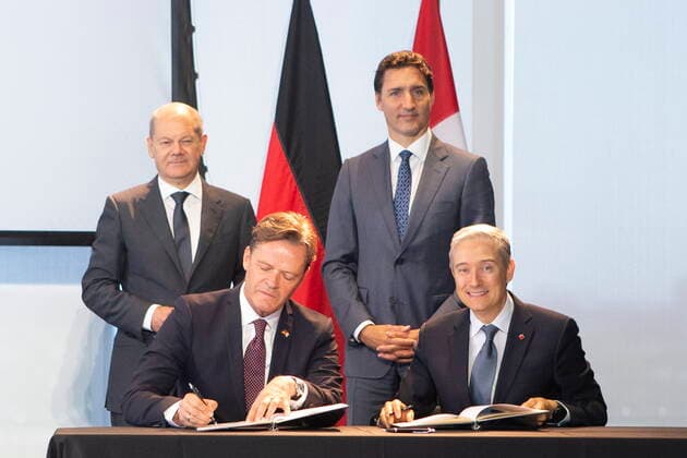 August 23, 2022, TORONTO, ON, CAN: Markus SchvÂßfer, member of the Board of Management of Mercedes-Benz Group AG, Chief Technology Officer, Development & Procurement (bottom left) and Franvßois-Philippe Champagne Minister of Innovation, Science and Industry (bottom right) sign an agreement as Canadian Prime Minister Justin Trudeau (top right) and Chancellor of Germany, Olaf Scholz look on, at an event hosted by the Canadian-German Chamber of Industry and Commerce. in Toronto on Tuesday, August 23, 2021. TORONTO CAN - ZUMAc35_ 20220823_zaf_c35_005 Copyright: xChrisxYoungx