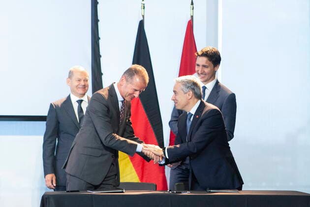 August 23, 2022, TORONTO, ON, CAN: Herbert Diess, CEO and Chairman of the Board of Management, Volkswagen AG (bottom left) and Francois-Philippe Champagne Minister of Innovation, Science and Industry (bottom right) sign an agreement as Canadian Prime Minister Justin Trudeau (top right) and Chancellor of Germany, Olaf Scholz look on, at an event hosted by the Canadian-German Chamber of Industry and Commerce. in Toronto on Tuesday, August 23, 2021. TORONTO CAN - ZUMAc35_ 20220823_zaf_c35_008 Copyright: xChrisxYoungx