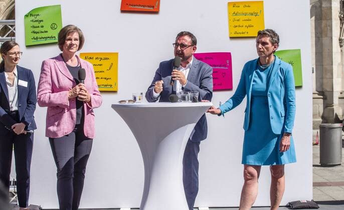 August 23, 2022, Munich, Bavaria, Germany: Under the motto of Na Sicher , the Bavarian Health Minister Klaus Holetschek kicked off the new Coronavirus Covid-19 communication campaign. Through this campaign, the Ministry is providing information for the coming Fall and Winter and regarding Coronavirus booster vaccinations. Appearing alongside Minister Holetschek were Beatrix Zurek of the Munich city Health Department, as well as famed Virologist Professor Ulrike Protzer of TU Muenchen University. Munich Germany - ZUMAb160 20220823_zbp_b160_030 Copyright: xSachellexBabbarx