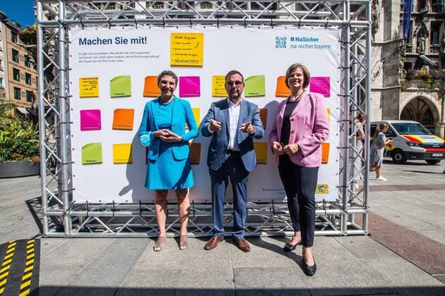 News Bilder des Tages August 23, 2022, Munich, Bavaria, Germany: Under the motto of Na Sicher , the Bavarian Health Minister Klaus Holetschek kicked off the new Coronavirus Covid-19 communication campaign. Through this campaign, the Ministry is providing information for the coming Fall and Winter and regarding Coronavirus booster vaccinations. Appearing alongside Minister Holetschek were Beatrix Zurek of the Munich city Health Department, as well as famed Virologist Professor Ulrike Protzer of TU Muenchen University. Munich Germany - ZUMAb160 20220823_zbp_b160_072 Copyright: xSachellexBabbarx