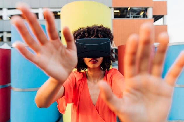 IMAGO Creative: 2022 Favoriten IMAGO Creative: Internationaler Tag der Architektur am 3. Oktober. Thema: Architektur zum Wohlfühlen Woman wearing virtual reality simulator gesturing in front of multi colored pipe model released, Symbolfoto, MEUF07019
