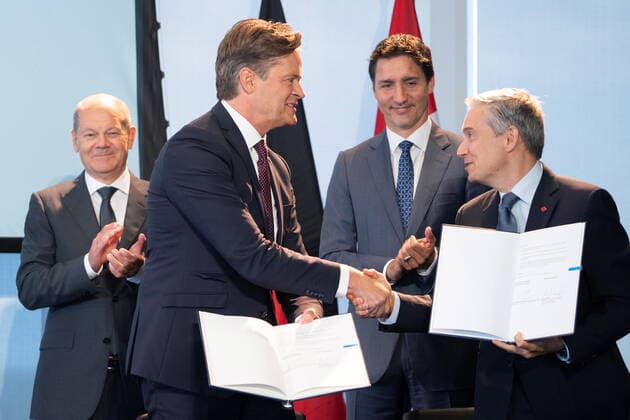 August 23, 2022, Toronto, ON, Canada: Left to right, Olaf Scholz, Federal Chancellor of the Federal Republic of Germany, Markus Schaefer, Member of the Board of Management and Chief Technology Officer, Development & Procurement, Mercedes-Benz Group AG, Justin Trudeau, Prime Minister of Canada, and Francois-Philippe Champagne, Canadian Minister of Innovation, Science and Industry during an event to sign a Memorandum of Understanding between Mercedes-Benz and the Government of Canada in Toronto, ON on Tuesday, August 23, 2022. The Canadian Press Images PHOTO Toronto Canada - ZUMAc35_ 20220823_zaf_c35_045 Copyright: xPeterxPowerx
