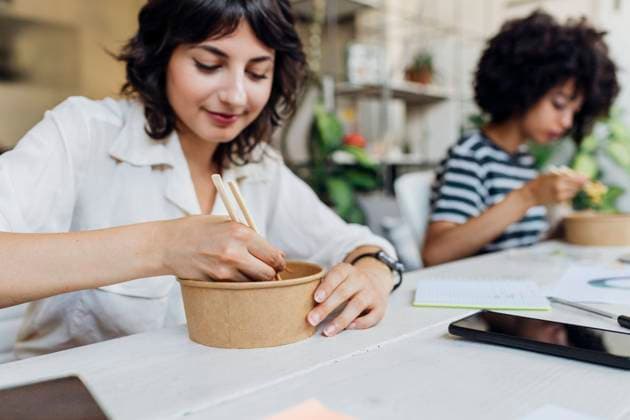 Businesswoman having food with chopsticks in lunch break at office model released, Symbolfoto property released, MEUF07130