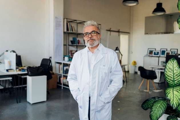 IMAGO Creative: Lokalhelden - Gesundheits- und Rettungskräfte Doctor wearing lab coat with hands in pockets at clinic model released, Symbolfoto property released, MEUF07176