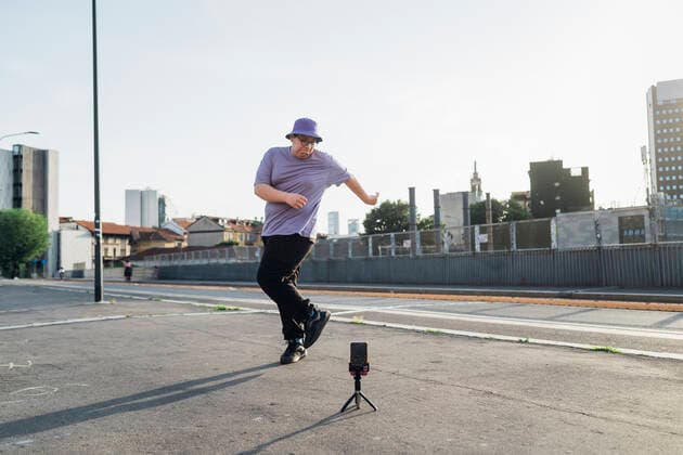 Teenage boy recording dancing video on smart phone at street model released, Symbolfoto, MEUF07396