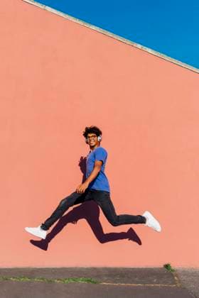 IMAGO Creative: 2022 Favoriten IMAGO Creative: Welttag für psychische Gesundheit am 10. Oktober Happy man jumping in front of coral wall model released, Symbolfoto, MEUF07691