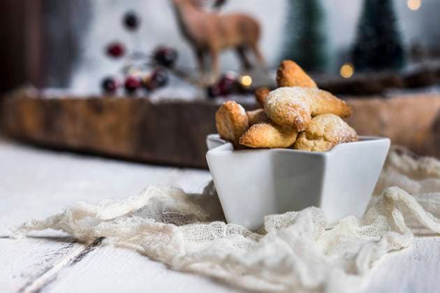 Studio shot of bowl of vanilla cookies, SBDF04570