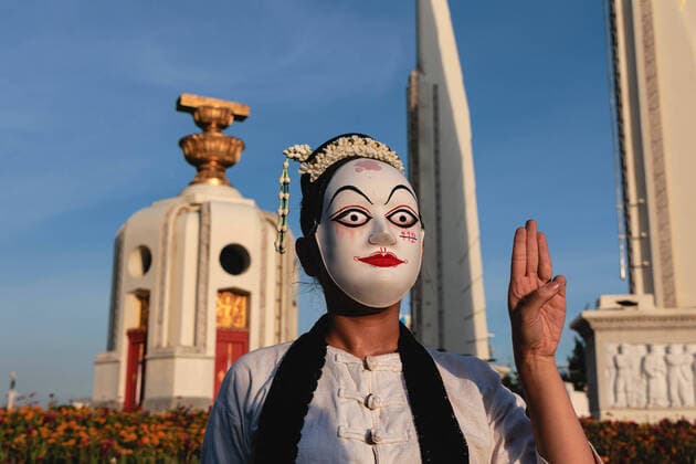 August 23, 2022, Bangkok, Thailand: Demonstrator being seen wearing a cursed mask as a symbol of evil to curse Prayut Chan-ocha, gestures the three finger salute during a demonstration in front of the Democracy monument. Pro-democracy demonstrators hold protest Thailand Prime Minister saying he has overstayed his term limit per the constitution. Bangkok Thailand - ZUMAs197 20220823_zaa_s197_065 Copyright: xVaruthxPongsapipattx