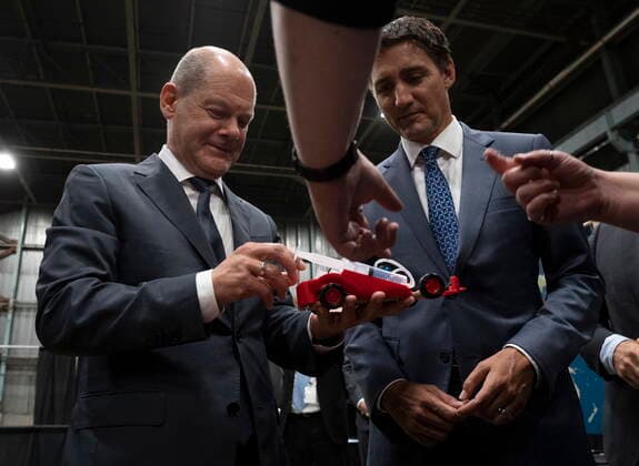 August 23, 2022, Stephenville, NFLD, Canada: Canadian Prime Minister Justin Trudeau and German Chancellor Olaf Scholz examine a hydrogen powered toy car as they tour a trade show, Tuesday, August 23, 2022 in Stephenville, Newfoundland and Labrador. Stephenville Canada  - ZUMAc35_ 20220823_zaf_c35_056 Copyright: xAdrianxWyldx