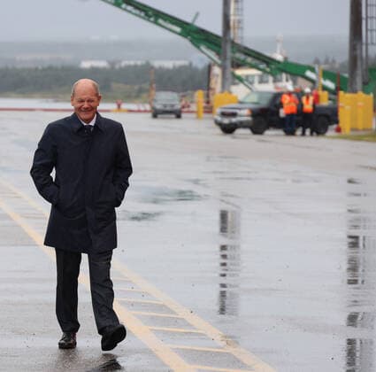 Gruener Wasserstoff aus Kanada 23.08.2022, Germany, Kanada, Canada, Stephenville Port, Newfundland, Neufundland, Bundeskanzleramt , Justin Trudeau und Olaf Scholz am Hafen des Hydrogen Neubauprojektes, Bundeswirtschaftsministerium, Auf Neufundland entsteht unter deutscher Beteiligung ein 17Billion Canadian Dollar Investment zur Herstellung von grünem Wasserstoff flüssig als Energieträger fuer Deutschland. Der Hafen von Stephenville ist bisher ein Fischerhafen, soll aber fuer Tankschiffe ausgebaut werden. 164 Windturbinen sollen nahe den Naturschutzgebieten Penninsula Port au Bau, Stephenville und St. Georges fuer die Energie sorgen. Träger Gesellschaft ist die erst im Mai 2022 gegründete Gesellschaft World Energy GH2 in St. John, Neufundlan