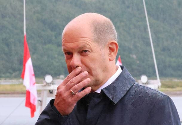 Gruener Wasserstoff aus Kanada 23.08.2022, Germany, Kanada, Canada, Stephenville Port, Newfundland, Neufundland, Bundeskanzleramt , Justin Trudeau und Olaf Scholz am Hafen des Hydrogen Neubauprojektes, Bundeswirtschaftsministerium, Auf Neufundland entsteht unter deutscher Beteiligung ein 17Billion Canadian Dollar Investment zur Herstellung von grünem Wasserstoff flüssig als Energieträger fuer Deutschland. Der Hafen von Stephenville ist bisher ein Fischerhafen, soll aber fuer Tankschiffe ausgebaut werden. 164 Windturbinen sollen nahe den Naturschutzgebieten Penninsula Port au Bau, Stephenville und St. Georges fuer die Energie sorgen. Träger Gesellschaft ist die erst im Mai 2022 gegründete Gesellschaft World Energy GH2 in St. John, Neufundlan