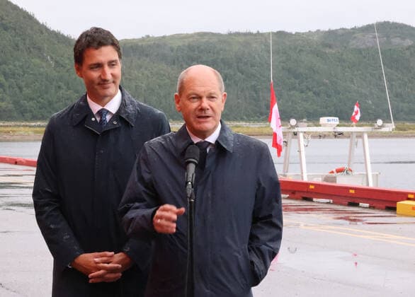 Gruener Wasserstoff aus Kanada 23.08.2022, Germany, Kanada, Canada, Stephenville Port, Newfundland, Neufundland, Bundeskanzleramt , Justin Trudeau und Olaf Scholz am Hafen des Hydrogen Neubauprojektes, Bundeswirtschaftsministerium, Auf Neufundland entsteht unter deutscher Beteiligung ein 17Billion Canadian Dollar Investment zur Herstellung von grünem Wasserstoff flüssig als Energieträger fuer Deutschland. Der Hafen von Stephenville ist bisher ein Fischerhafen, soll aber fuer Tankschiffe ausgebaut werden. 164 Windturbinen sollen nahe den Naturschutzgebieten Penninsula Port au Bau, Stephenville und St. Georges fuer die Energie sorgen. Träger Gesellschaft ist die erst im Mai 2022 gegründete Gesellschaft World Energy GH2 in St. John, Neufundlan