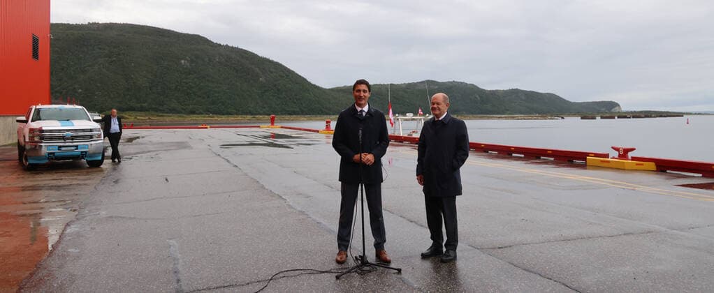 Gruener Wasserstoff aus Kanada 23.08.2022, Germany, Kanada, Canada, Stephenville Port, Newfundland, Neufundland, Bundeskanzleramt , Justin Trudeau und Olaf Scholz am Hafen des Hydrogen Neubauprojektes, Bundeswirtschaftsministerium, Auf Neufundland entsteht unter deutscher Beteiligung ein 17Billion Canadian Dollar Investment zur Herstellung von grünem Wasserstoff flüssig als Energieträger fuer Deutschland. Der Hafen von Stephenville ist bisher ein Fischerhafen, soll aber fuer Tankschiffe ausgebaut werden. 164 Windturbinen sollen nahe den Naturschutzgebieten Penninsula Port au Bau, Stephenville und St. Georges fuer die Energie sorgen. Träger Gesellschaft ist die erst im Mai 2022 gegründete Gesellschaft World Energy GH2 in St. John, Neufundlan