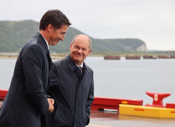 Gruener Wasserstoff aus Kanada 23.08.2022, Germany, Kanada, Canada, Stephenville Port, Newfundland, Neufundland, Bundeskanzleramt , Justin Trudeau und Olaf Scholz am Hafen des Hydrogen Neubauprojektes, Bundeswirtschaftsministerium, Auf Neufundland entsteht unter deutscher Beteiligung ein 17Billion Canadian Dollar Investment zur Herstellung von grünem Wasserstoff flüssig als Energieträger fuer Deutschland. Der Hafen von Stephenville ist bisher ein Fischerhafen, soll aber fuer Tankschiffe ausgebaut werden. 164 Windturbinen sollen nahe den Naturschutzgebieten Penninsula Port au Bau, Stephenville und St. Georges fuer die Energie sorgen. Träger Gesellschaft ist die erst im Mai 2022 gegründete Gesellschaft World Energy GH2 in St. John, Neufundlan