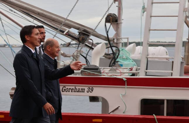 Gruener Wasserstoff aus Kanada 23.08.2022, Germany, Kanada, Canada, Stephenville Port, Newfundland, Neufundland, Bundeskanzleramt , Justin Trudeau und Olaf Scholz am Hafen des Hydrogen Neubauprojektes, Bundeswirtschaftsministerium, Auf Neufundland entsteht unter deutscher Beteiligung ein 17Billion Canadian Dollar Investment zur Herstellung von grünem Wasserstoff flüssig als Energieträger fuer Deutschland. Der Hafen von Stephenville ist bisher ein Fischerhafen, soll aber fuer Tankschiffe ausgebaut werden. 164 Windturbinen sollen nahe den Naturschutzgebieten Penninsula Port au Bau, Stephenville und St. Georges fuer die Energie sorgen. Träger Gesellschaft ist die erst im Mai 2022 gegründete Gesellschaft World Energy GH2 in St. John, Neufundlan