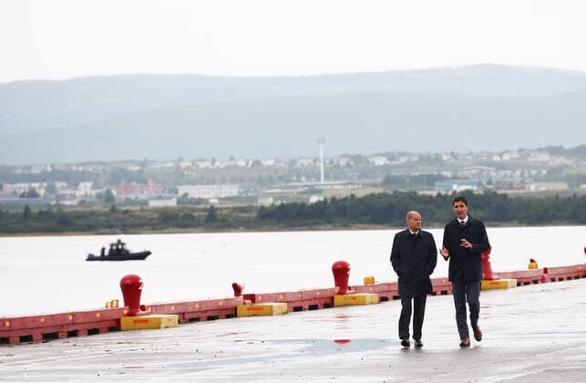 Gruener Wasserstoff aus Kanada 23.08.2022, Germany, Kanada, Canada, Stephenville Port, Newfundland, Neufundland, Bundeskanzleramt , Justin Trudeau und Olaf Scholz am Hafen des Hydrogen Neubauprojektes, Bundeswirtschaftsministerium, Auf Neufundland entsteht unter deutscher Beteiligung ein 17Billion Canadian Dollar Investment zur Herstellung von grünem Wasserstoff flüssig als Energieträger fuer Deutschland. Der Hafen von Stephenville ist bisher ein Fischerhafen, soll aber fuer Tankschiffe ausgebaut werden. 164 Windturbinen sollen nahe den Naturschutzgebieten Penninsula Port au Bau, Stephenville und St. Georges fuer die Energie sorgen. Träger Gesellschaft ist die erst im Mai 2022 gegründete Gesellschaft World Energy GH2 in St. John, Neufu