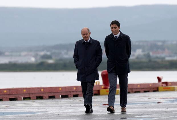 August 23, 2022, Stephenville, NFLD, Canada: Canadian Prime Minister Justin Trudeau and German Chancellor Olaf Scholz speak as they walk along the water front, Tuesday, August 23, 2022 in Stephenville, Newfoundland and Labrador. Stephenville Canada  - ZUMAc35_ 20220823_zaf_c35_058 Copyright: xAdrianxWyldx