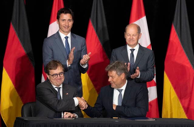 Bilder des Jahres 2022, News 08 August News Themen der Woche KW34 News Bilder des Tages August 23, 2022, Stephenville, NFLD, Canada: Canadian Prime Minister Justin Trudeau and ..German Chancellor Olaf Scholz applaud as Natural Resources Minister Jonathan Wilkinson and German vice-chancellor Robert Habeck shake hands after signing an agreement, Tuesday, August 23, 2022 in Stephenville, Newfoundland and Labrador. Stephenville Canada  - ZUMAc35_ 20220823_zaf_c35_060 Copyright: xAdrianxWyldx