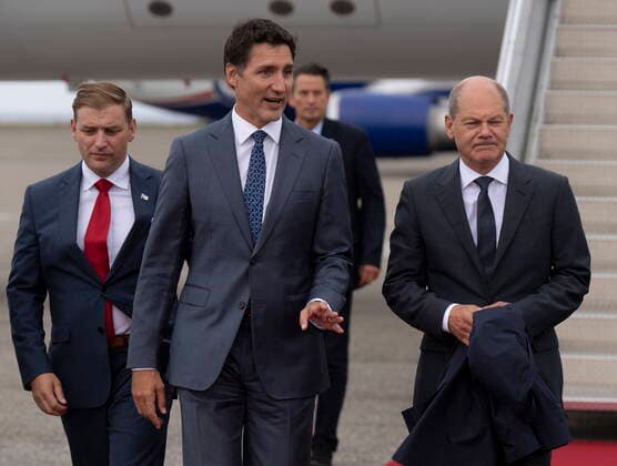 August 23, 2022, Stephenville, NFLD, Canada: Newfoundland and Labrador Premier Andrew Furey (left) walks with Canadian Prime Minister Justin Trudeau as he speaks with German Chancellor Olaf Scholz after arriving ..on Tuesday, August 23, 2022 in Stephenville, Newfoundland and Labrador. Stephenville Canada  - ZUMAc35_ 20220823_zaf_c35_063 Copyright: xAdrianxWyldx
