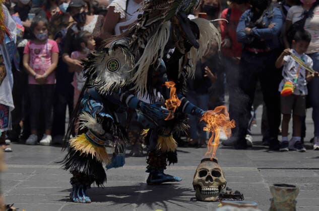 August 23, 2022, Mexico City, Mexico City, Mexico: August 23, 2022, Mexico City; Mexico: Pre-Hispanic dancers disguised as Aztec warrior take part during a ritual the Main Temple ruins to make people aware of the importance of the rehabilitation of Lake Tlahuac-Xico, which consists of the sanitation and purification of water, environmental restoration through the establishment of irrigation systems. on August 23, 2022 in Mexico City, Mexico. Mexico City Mexico - ZUMAe321 20220823_zia_e321_004 Copyright: xGerardoxVieyra xEyepixxGroupx