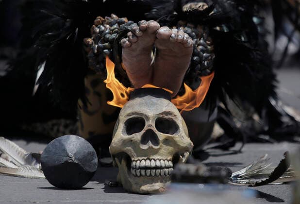 News Bilder des Tages August 23, 2022, Mexico City, Mexico City, Mexico: August 23, 2022, Mexico City; Mexico: Pre-Hispanic dancers disguised as Aztec warrior take part during a ritual the Main Temple ruins to make people aware of the importance of the rehabilitation of Lake Tlahuac-Xico, which consists of the sanitation and purification of water, environmental restoration through the establishment of irrigation systems. on August 23, 2022 in Mexico City, Mexico. Mexico City Mexico - ZUMAe321 20220823_zia_e321_006 Copyright: xGerardoxVieyra xEyepixxGroupx