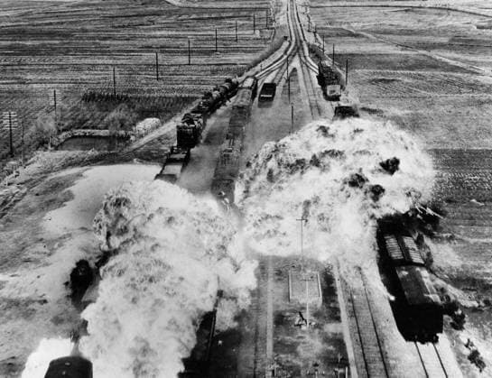 Korean War railroad attack Copyright: xpiemagsx milflic16082021 (32526) !ACHTUNG AUFNAHMEDATUM GESCHÄTZT!