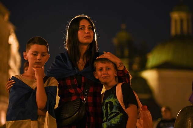 News Themen der Woche KW34 News Bilder des Tages Candlelight Vigil Light A Candle For Ukraine In Krakow A Ukrainian woman holds two young boys during the candlelight vigil Light A Candle For Ukraine on the eve of Ukraine s Independence Day, in Krakow Market Square, on the 180th day of the Russian invasion of Ukraine. On Saturday, August 23, 2022, in Krakow, Lesser Poland Voivodeship, Poland. Krakow Poland  Copyright: xArturxWidakx originalFilename: widak-candleli220823_npY7p.jpg
