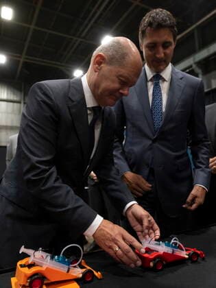 August 23, 2022, Stephenville, NFLD, Canada: Canadian Prime Minister Justin Trudeau and German Chancellor Olaf Scholz examine a hydrogen powered toy car as they tour a trade show on Tuesday, August 23, 2022 in Stephenville, Newfoundland and Labrador. Stephenville Canada  - ZUMAc35_ 20220823_zaf_c35_077 Copyright: xAdrianxWyldx