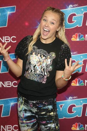 PASADENA, CA - AUGUST 23: Jojo Siwa at AmericaÕs Got Talent Season 17 Live Show red carpet at the Sheraton Pasadena Hotel on August 23, 2022 in Pasadena, California. Copyright: xFayexSadoux