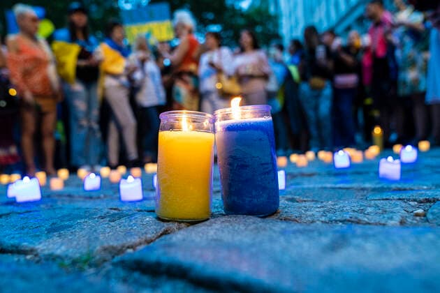 News Themen der Woche KW34 News Bilder des Tages A candlelight vigil for Ukraine Ukrainian supporters organized a candlelight vigil for Ukraine on its National Flag Day at Bowling Green Park. People lit candles in memory of Ukrainians killed during the Russian invasion, both civilians and soldiers defending their country. New York New York United States Bowling Green Park Copyright: PhotographerxLevxRadin